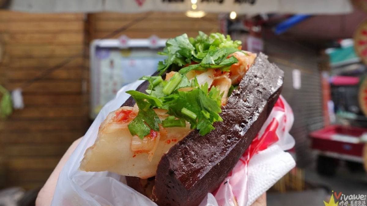 「泡菜豆干包」加入了手工韓式泡菜、花生顆粒和香菜。（圖片來源：瑋瑋美食萬歲）