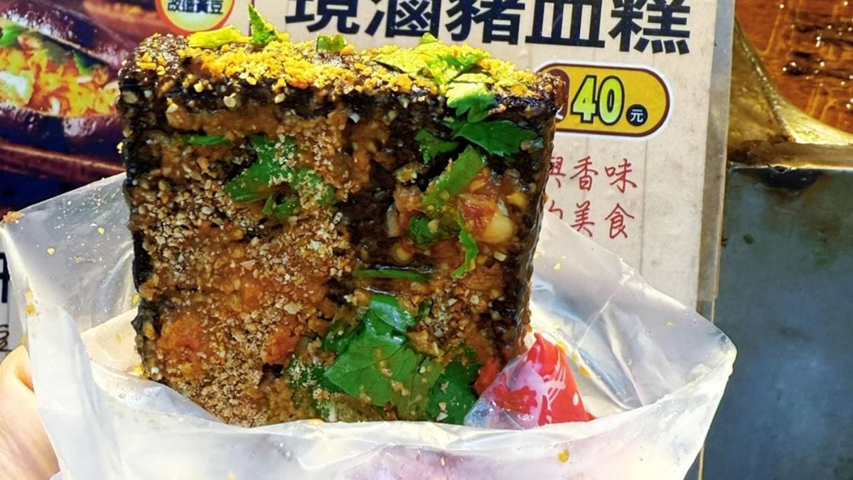 現滷豬血糕也必吃，滷到軟而不爛非常入味。（圖片來源：瑋瑋美食萬歲）