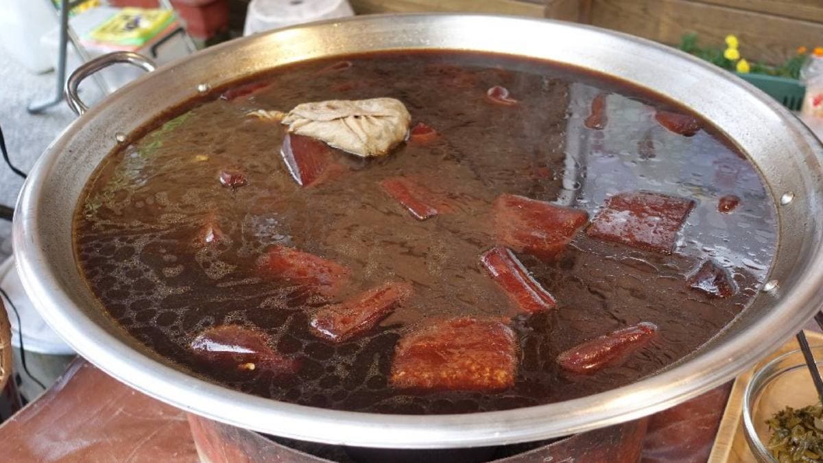 店家的豆干選用非基改大黑豆干，滷到不死鹹，非常入味。（圖片來源：瑋瑋美食萬歲）