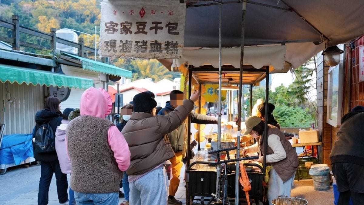 「滷媽媽客家豆干包」是位於洗水坑豆腐街的名攤。（圖片來源：瑋瑋美食萬歲）