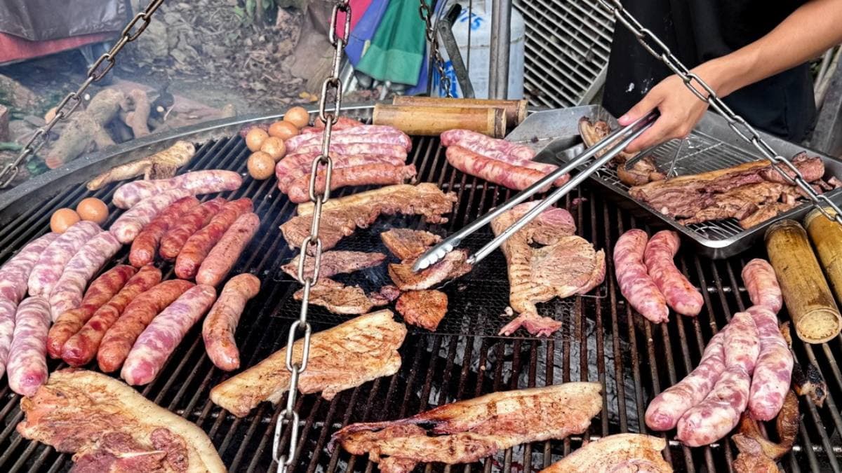 大烤爐超吸睛，香腸、五花肉一次排滿滿。（圖片來源：猴屁的異想世界）