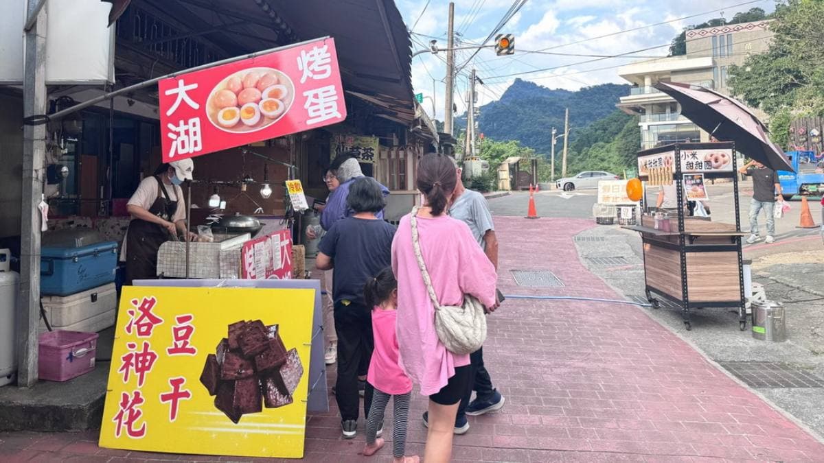 「大湖烤蛋」是洗水坑豆腐街上的推薦店家之一。（圖片來源：猴屁的異想世界）