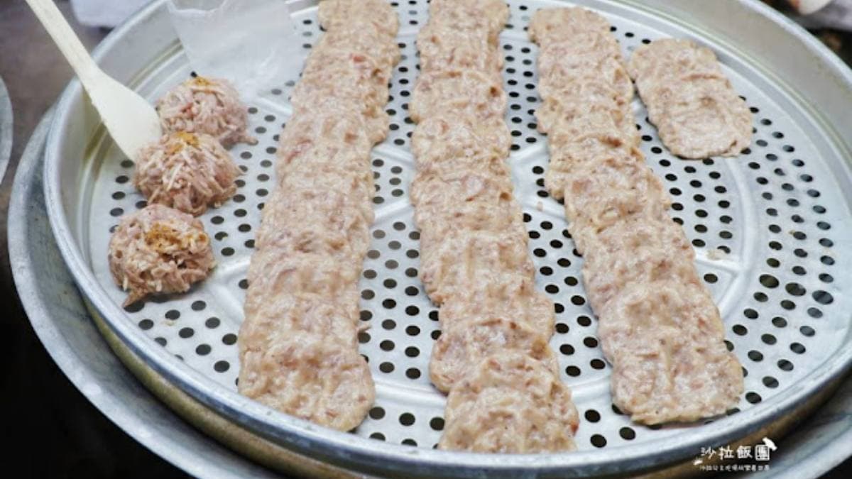 店家門口放著剛出爐的芋粿巧、芋籤包。（圖片來源：沙拉飯團）