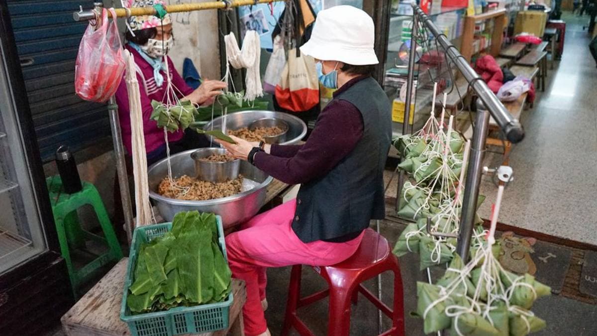 假日的人潮絡繹不絕，阿姨們努力包著粽子。（圖片來源：Nana媽四處趴趴走美食日記）