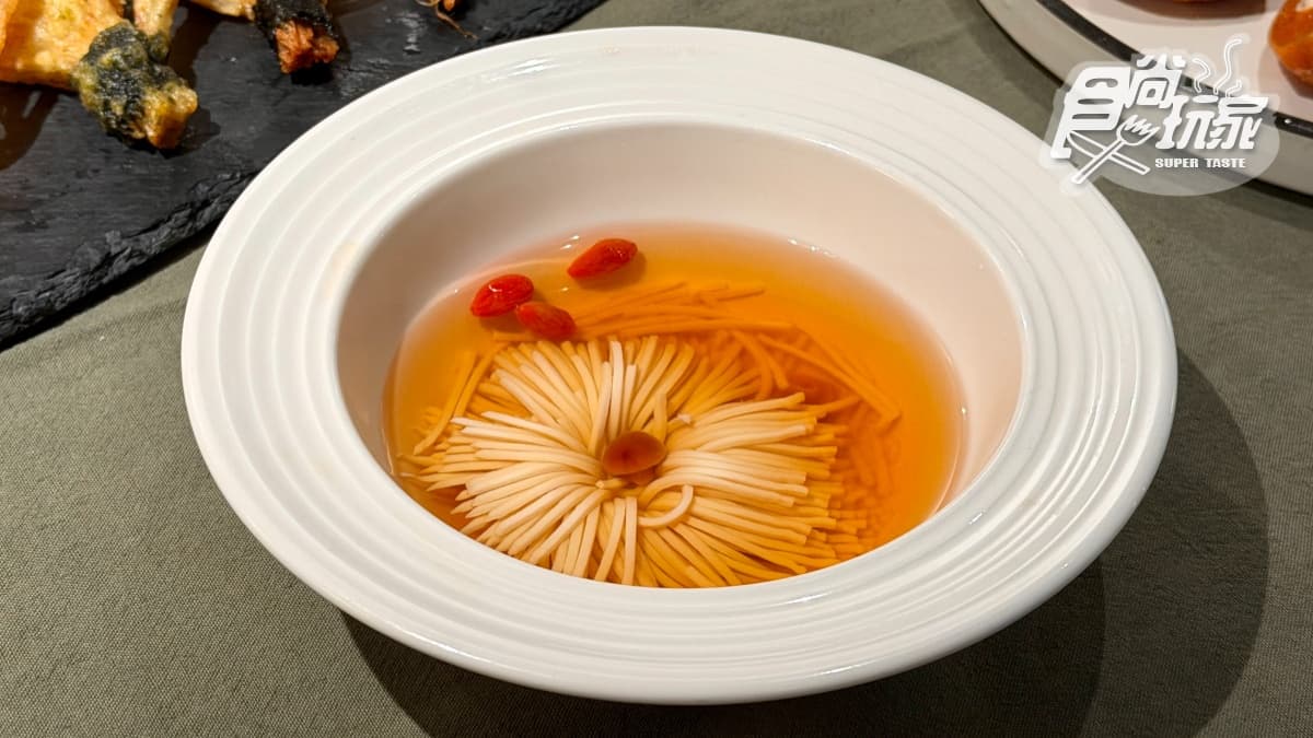 「菊花豆腐」則選用細緻嫩豆腐，主廚刻製成菊花造型，花朵於湯中盛開，搭配枸杞增添鮮美滋味。