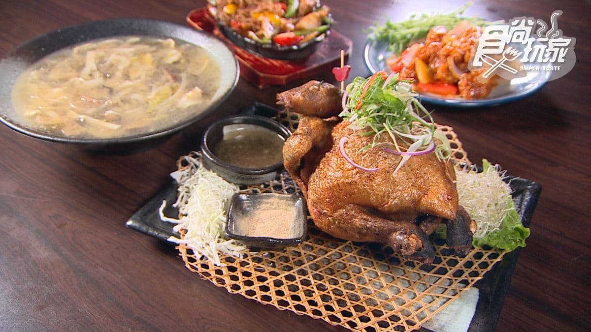 「粵式脆皮炸子雞」肉汁很多，吃起來很超過癮！