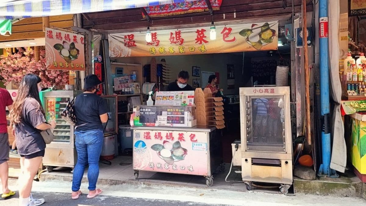 「內灣溫媽媽傳統客家菜包」是內灣老街的知名美食。（圖片來源：Yuki's Life）