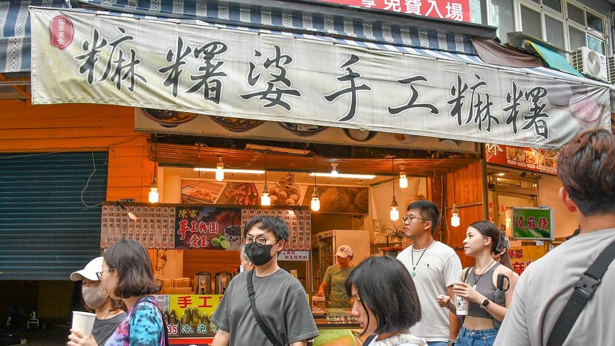 「麻糬婆手工麻糬」是內灣老街知名美食。（圖片來源：呂萱萱愛分享）