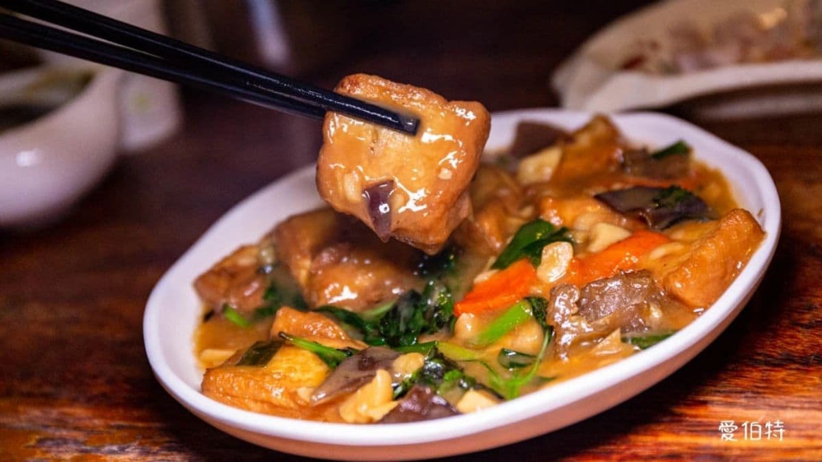 配料多樣化的客家豆腐，豆腐軟嫩且入味。（圖片來源：愛伯特）