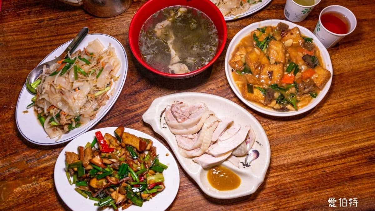 店裡有套餐可點，且套餐含白飯吃到飽。（圖片來源：愛伯特）
