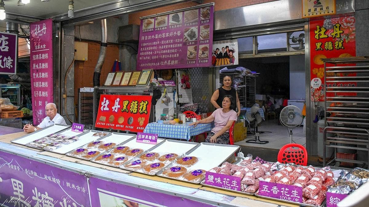 「牡丹黑糖糕」是內灣老街知名的伴手禮店。（圖片來源：呂萱萱愛分享）