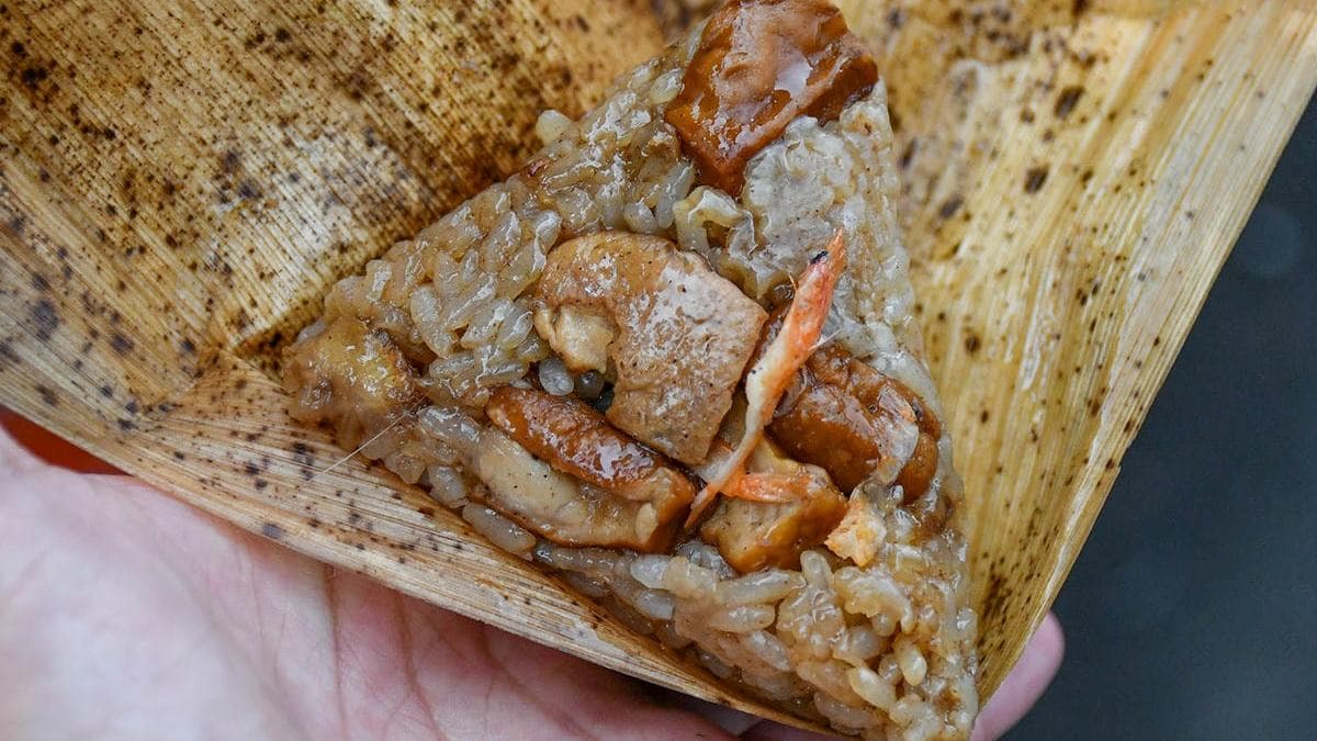 「客家小炒粽」裡包著客家小炒的餡料，豐富且紮實。（圖片來源：呂萱萱愛分享）