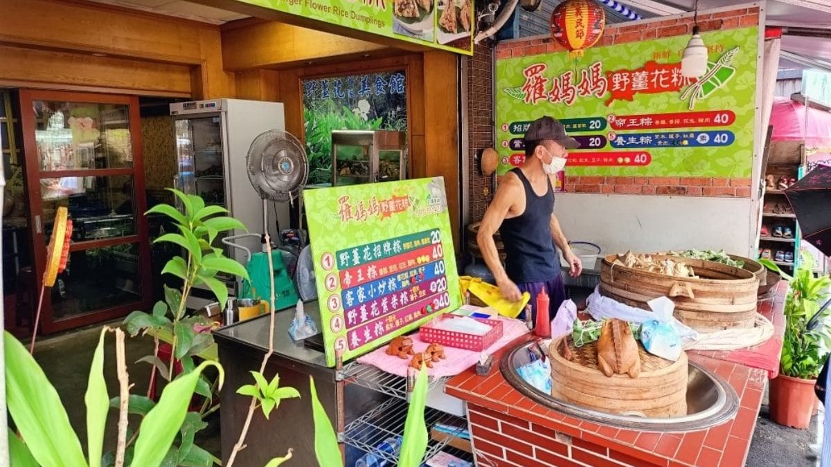 「羅媽媽野薑花粽」是內灣老街的高人氣店家。（圖片來源：Yuki's Life）