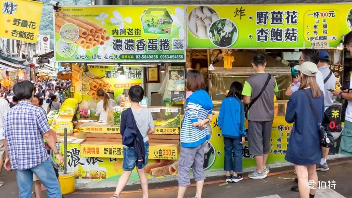 「內灣老街濃濃香蛋捲」就位於內灣火車站前。（圖片來源：愛伯特）