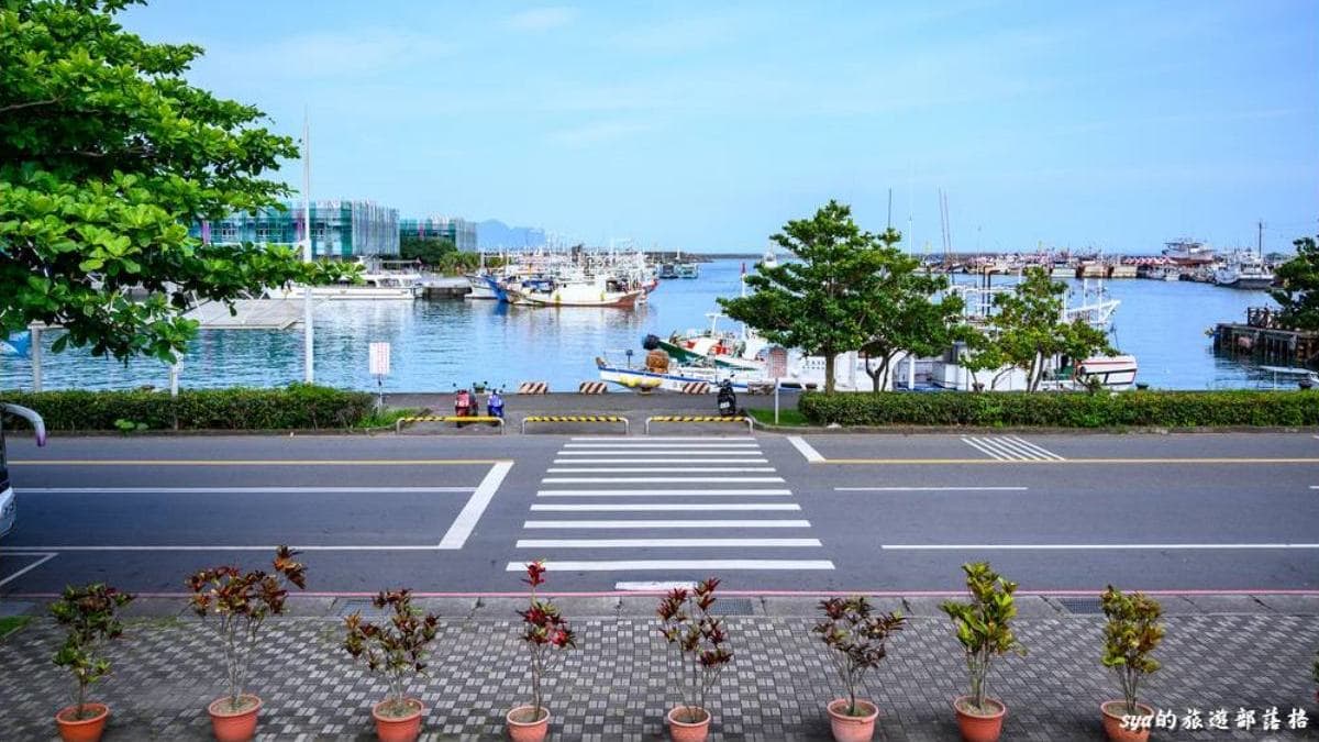 咖啡廳前方可以輕鬆眺望整個烏石港海景。（圖片來源：SYA(賽亞)的旅遊部落格）
