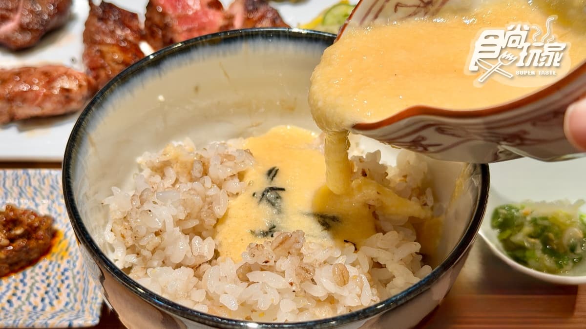 店員推薦吃完原味牛舌後，可以將山藥泥淋在香Q麥飯上享用，提供輕盈且具飽足感的健康美味。