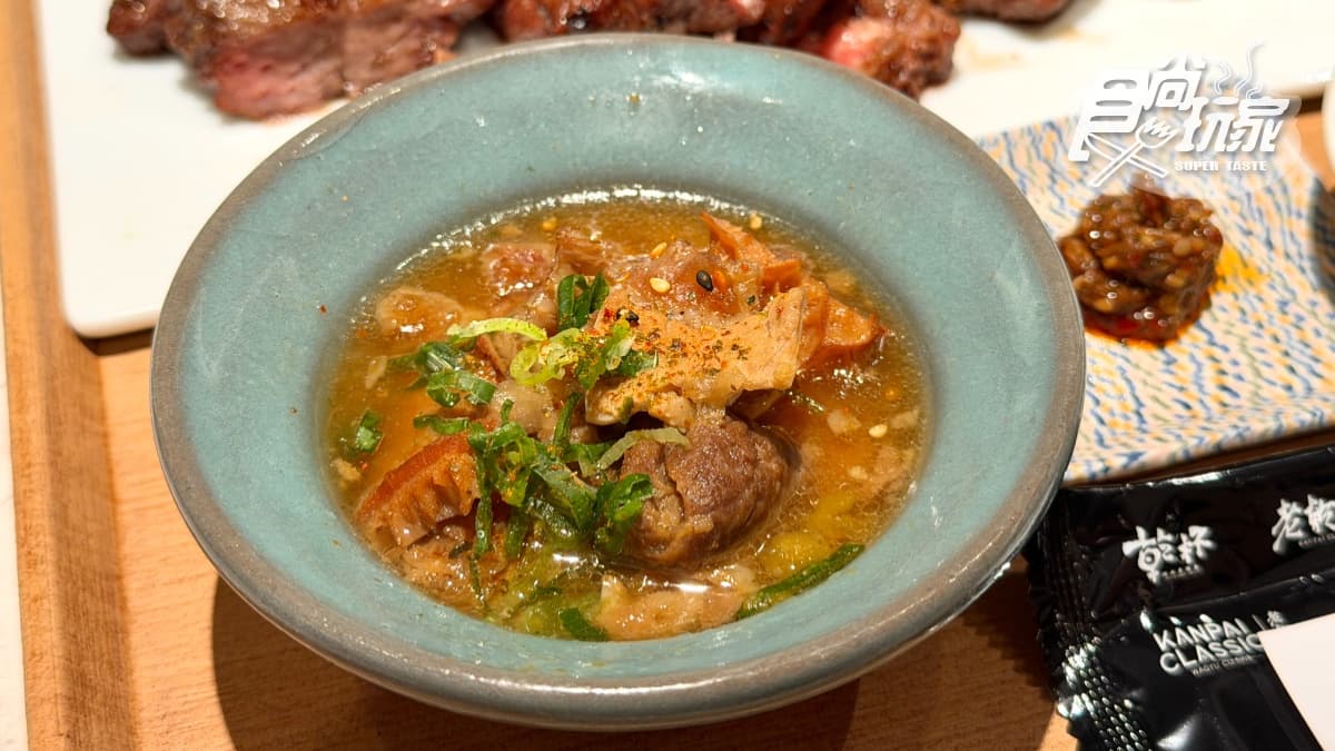 「和牛牛雜煮」以牛舌、牛筋和蜂巢牛肚長時間燉煮，口感軟嫩、風味濃郁。