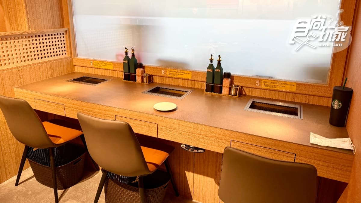 「燒肉Lab」專為現代都會族群打造，設有舒適的單人專屬烤爐座位區，以及適合２至４人的小型聚桌。