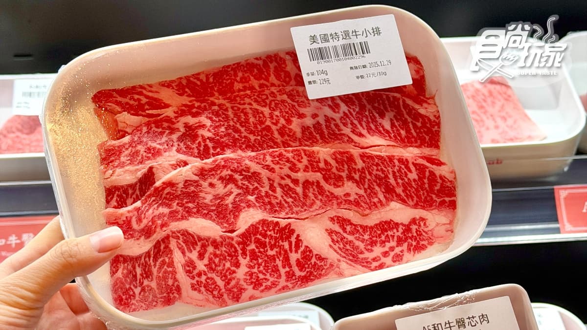 推薦必吃油花分布均勻的「美國特選牛小排」，入口多汁又帶著濃郁肉香。
