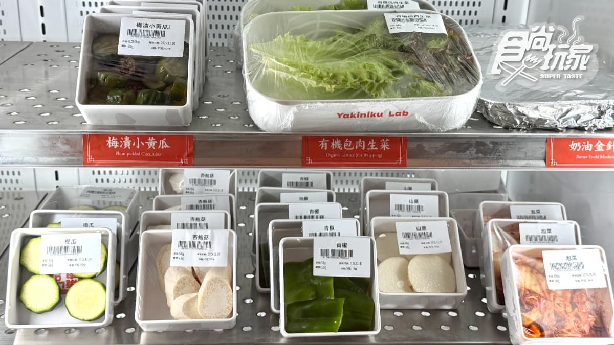 店內亦提供多款特製小菜、沙拉與飲品，同樣採自助拿取模式。