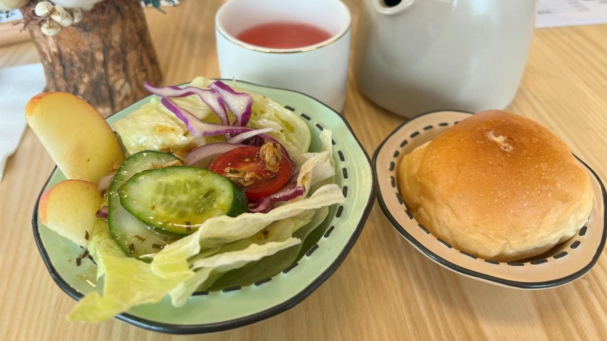 義大利麵還可以升級套餐，搭配沙拉、麵包。（圖片來源：格格x出走x慢旅行）