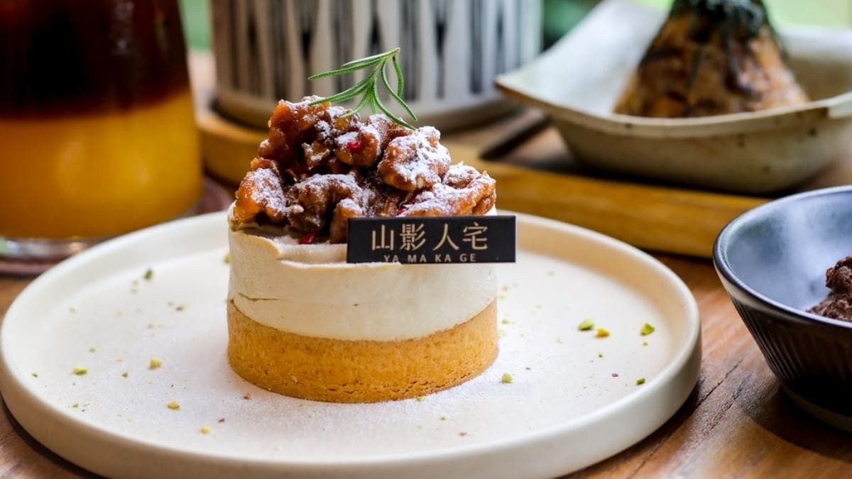 「山影焦糖核桃山拿鐵」用上醇濃咖啡的乳酪以及手炒焦糖製作。（圖片來源：GO阿綸@旅人狂潮）