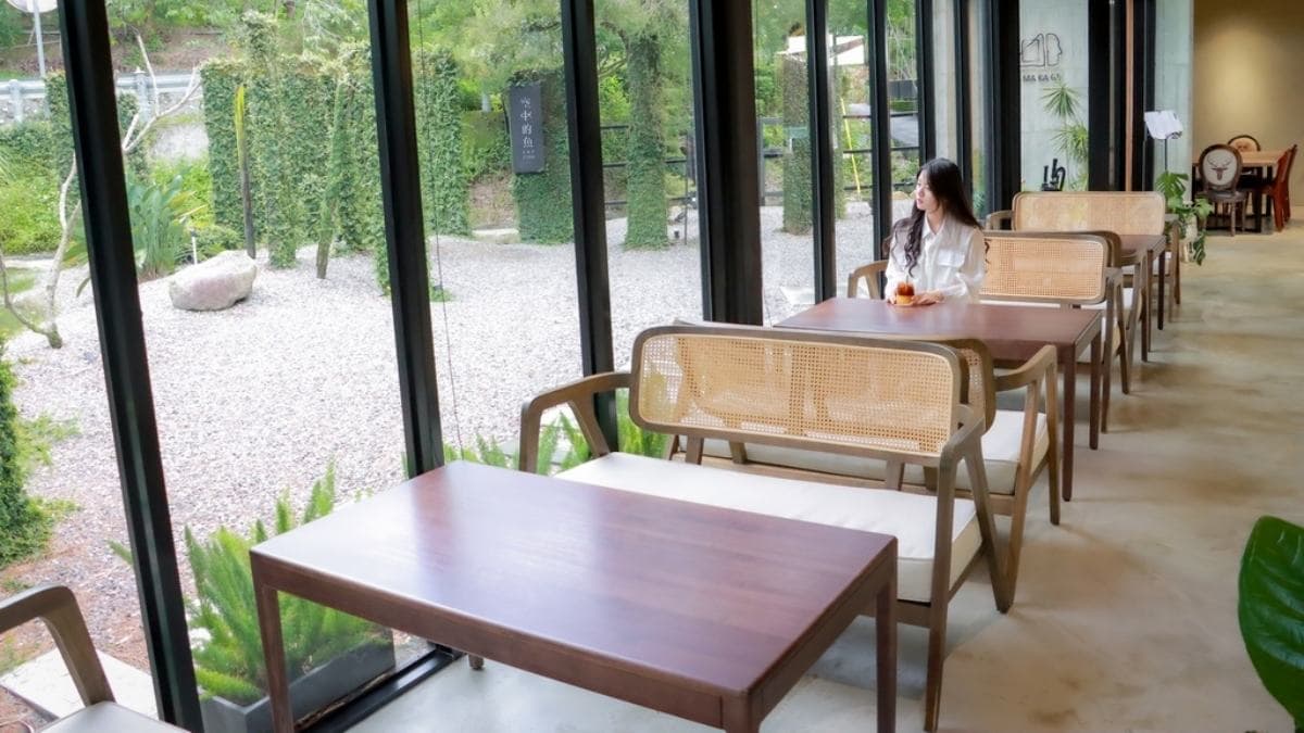 用餐空間裝潢以清水模加上大片落地窗為主，在室內就能欣賞戶外綠意。（圖片來源：GO阿綸@旅人狂潮）