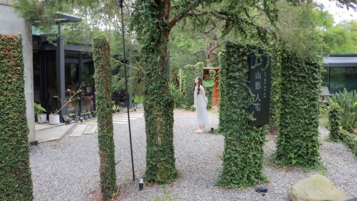 咖啡廳被綠意環繞，是城市中的一抹綠洲。（圖片來源：GO阿綸@旅人狂潮）