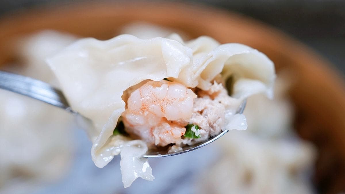 蝦仁蒸餃裡包入完整的蝦仁，size比鮮肉湯包略小一點。（圖片來源：瑋瑋美食萬歲）