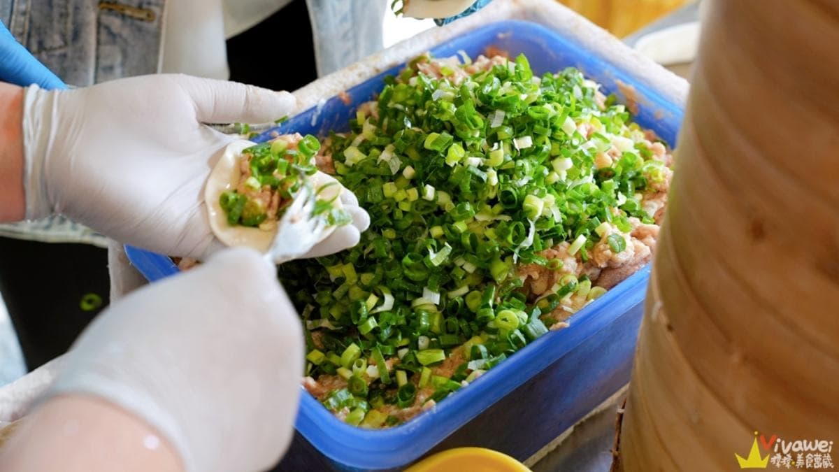 蒸餃現包現煮，內餡也包入滿滿豬肉餡和蔥花。（圖片來源：瑋瑋美食萬歲）