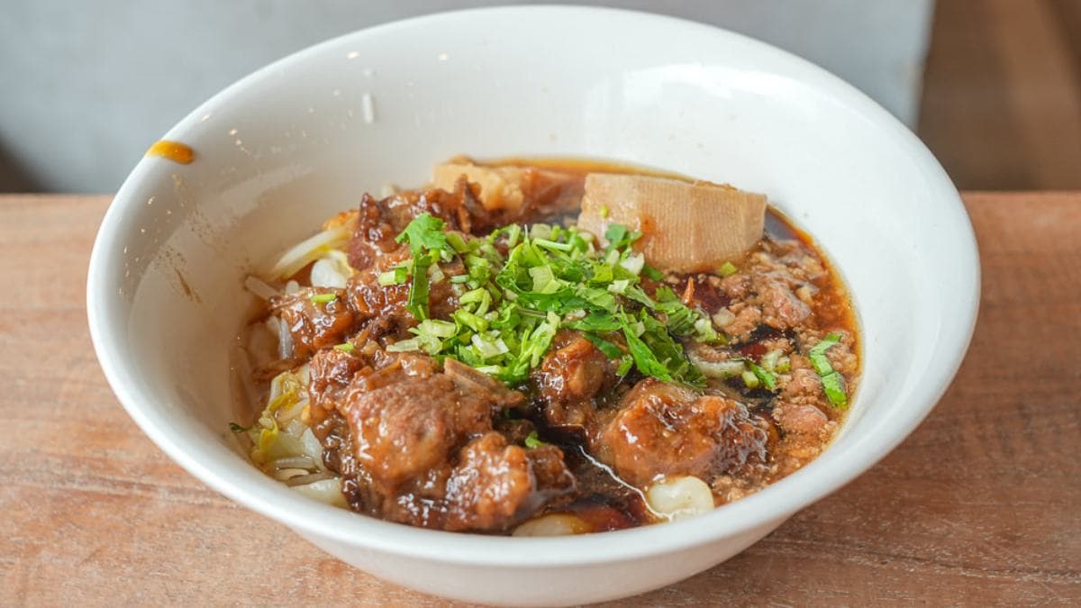 招牌排骨酥麵也可以做乾的，麵疙瘩一口咬下Ｑ彈帶勁。（圖片來源：卡夫卡愛旅行）