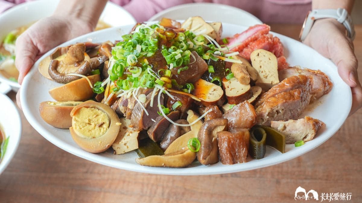 超大盤滷味加上蔥花，看起來超豐盛。（圖片來源：卡夫卡愛旅行）