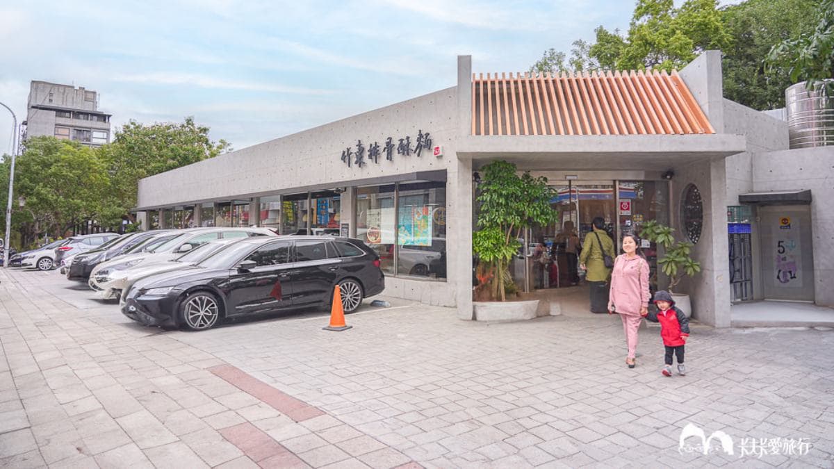 在地老字號「竹東邱記排骨酥麵」是當地必吃美食。（圖片來源：卡夫卡愛旅行）