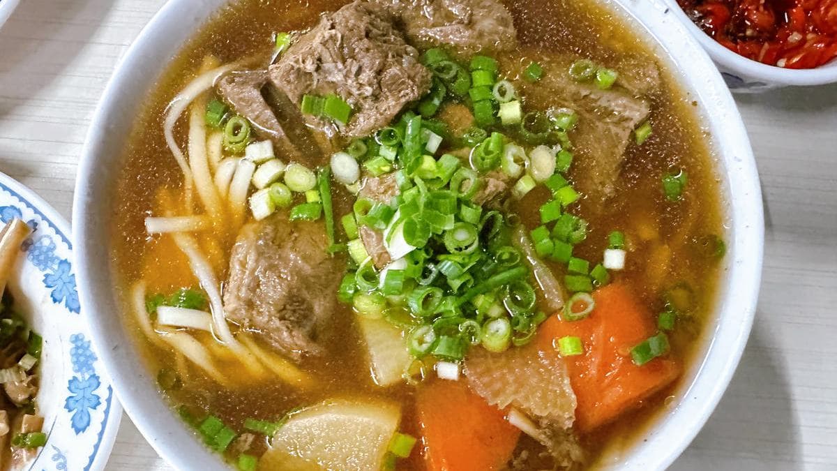 牛肉麵是招牌之一，肉塊分量不少，誠意十足。（圖片來源：Yu主婦的親子吃喝玩樂）