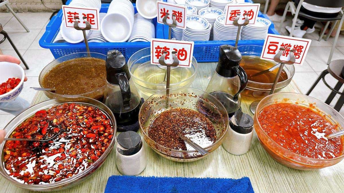 醬料自助區的辣油與店家自製的醬油辣椒都很推薦。（圖片來源：Yu主婦的親子吃喝玩樂）