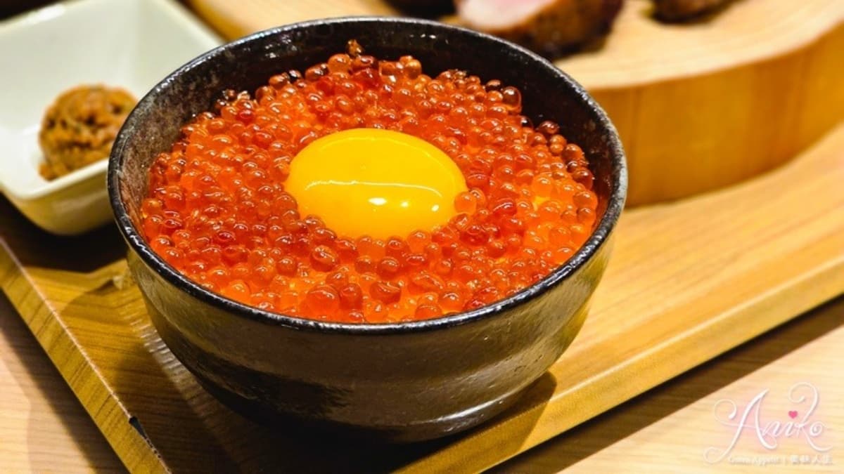 「鮭魚卵蛋黃飯」整碗鋪滿晶亮鮭魚卵，中間放上金黃蛋黃。（圖片來源：艾妮可美味人生）