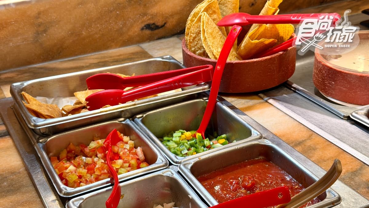 墨西哥Taco餡料包括番茄丁、洋蔥丁、墨西哥青椒和莎莎醬，搭配軟嫩的玉米餅皮，口感豐富有層次。