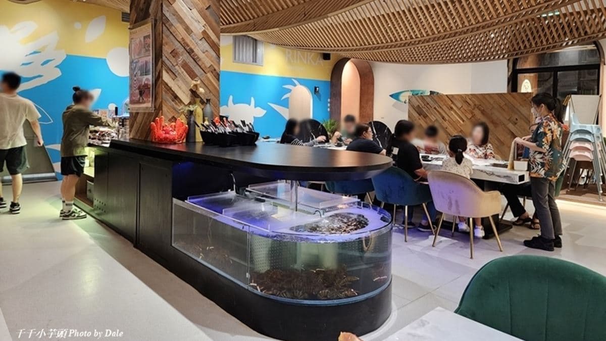 餐廳內空間寬敞舒適，天花板的設計更是一大亮點。（圖片來源：千千小芋頭）