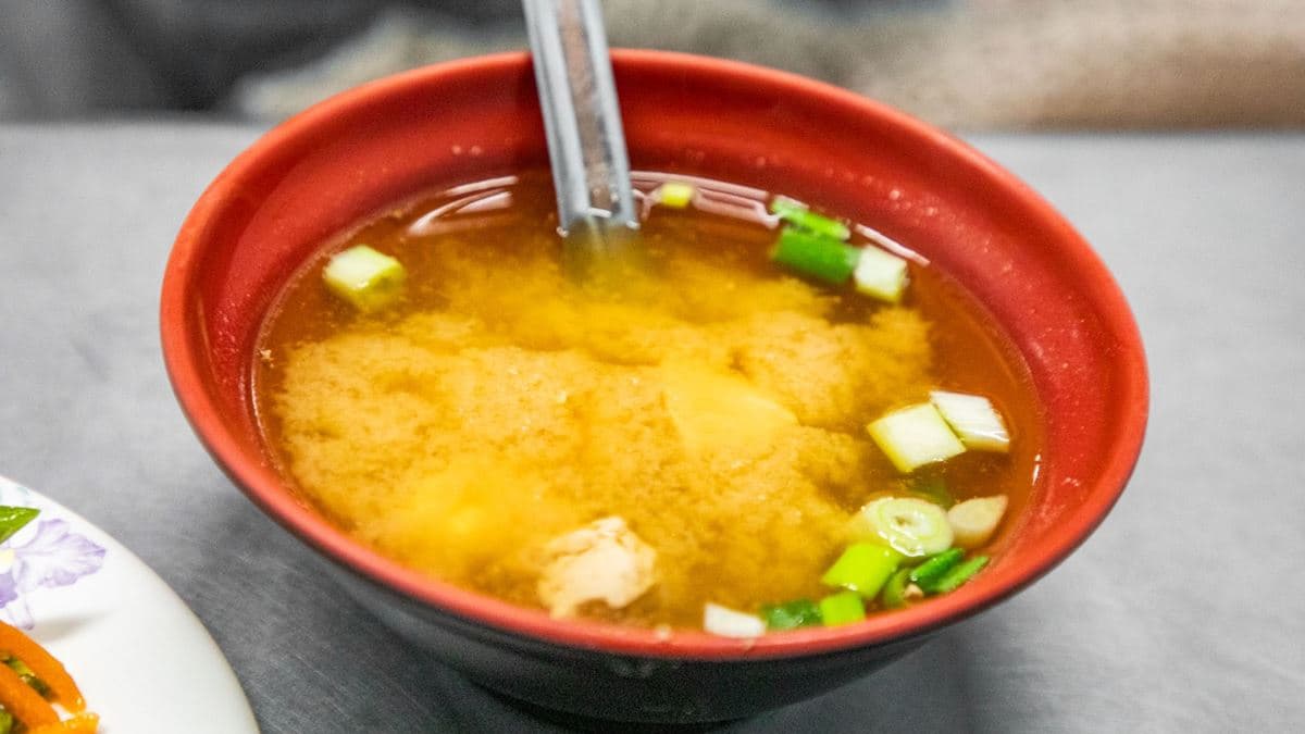 味噌湯裡面是放板豆腐，口感吃起來比較扎實且有豆香。（圖片來源：大手牽小手。玩樂趣）