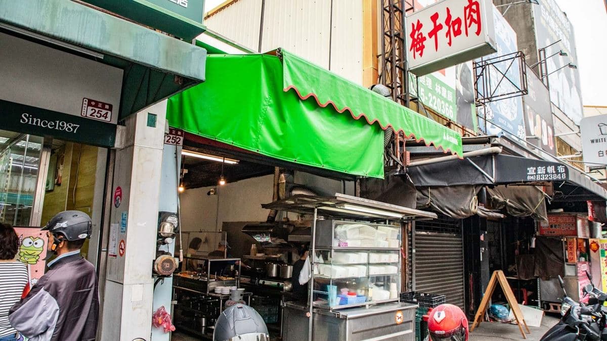 不只是在地人熟門熟路來吃，連外地觀光客也特地慕名而來。（圖片來源：大手牽小手。玩樂趣）