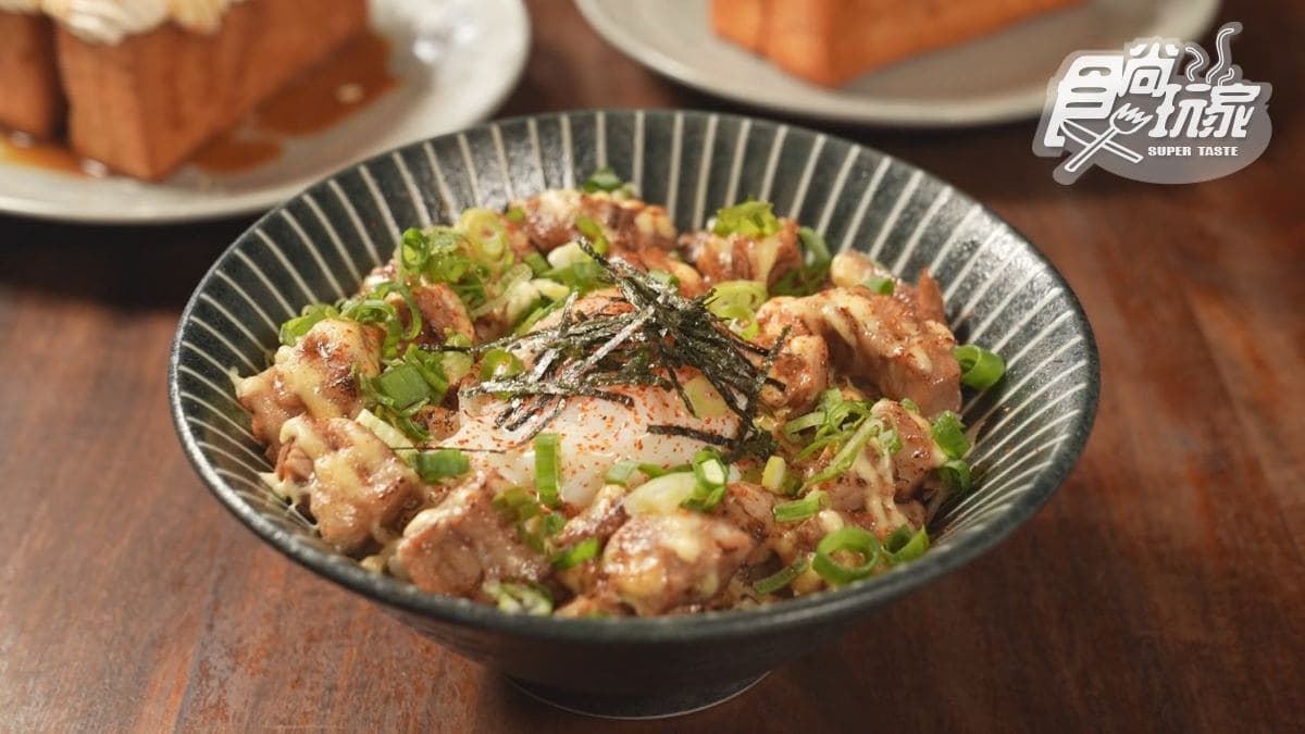 「很好吃叉燒飯2.0」焦香味和美乃滋的味道很搭，再拌入蛋黃更迷人。
