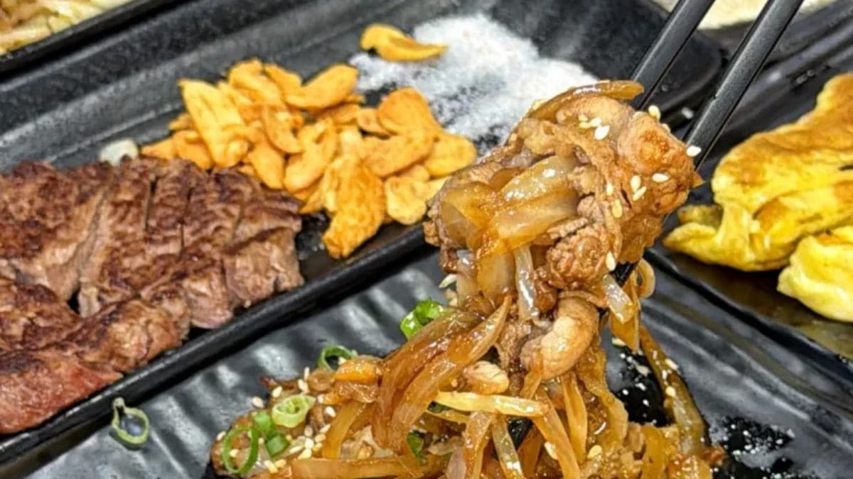 照燒牛五花鐵板炒過醬香味十足，非常下飯。（圖片來源：台南小白）