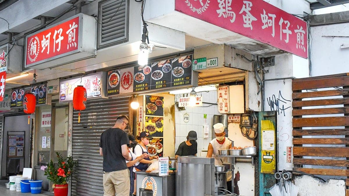 不在寧夏夜市的裡面攤位，而是在夜市路口旁的民生西路上。（圖片來源：呂萱萱愛分享）