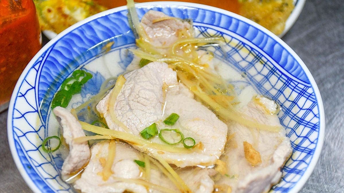 赤肉湯肉片很大，薑味重。（圖片來源：呂萱萱愛分享）
