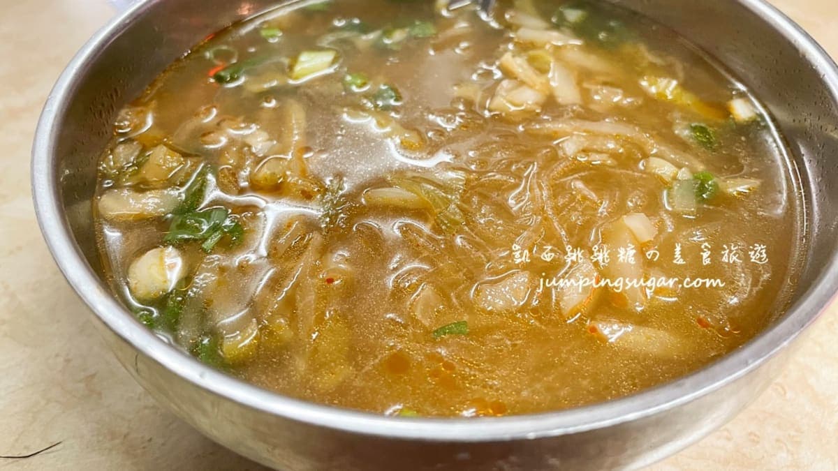麻辣湯頭很美味而且還可以加麻辣豆腐、鴨血。（圖片來源：凱西跳跳糖の美食旅遊）