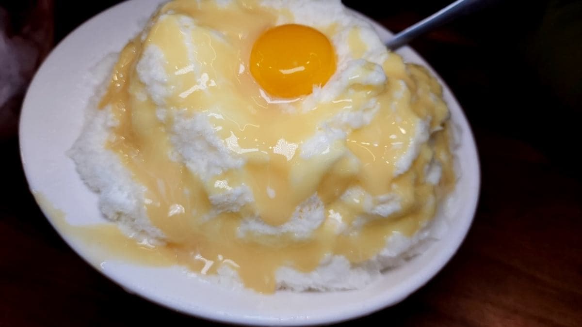「月見煉乳雪花冰」是生蛋黃與多量煉乳的組合，有獨特蛋香。（圖片來源：米寶麻幸福滿載）