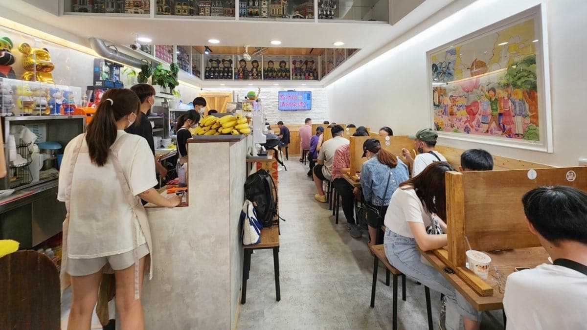 店內天花板上那一排樂高積木超級吸睛。（圖片來源：米寶麻幸福滿載）