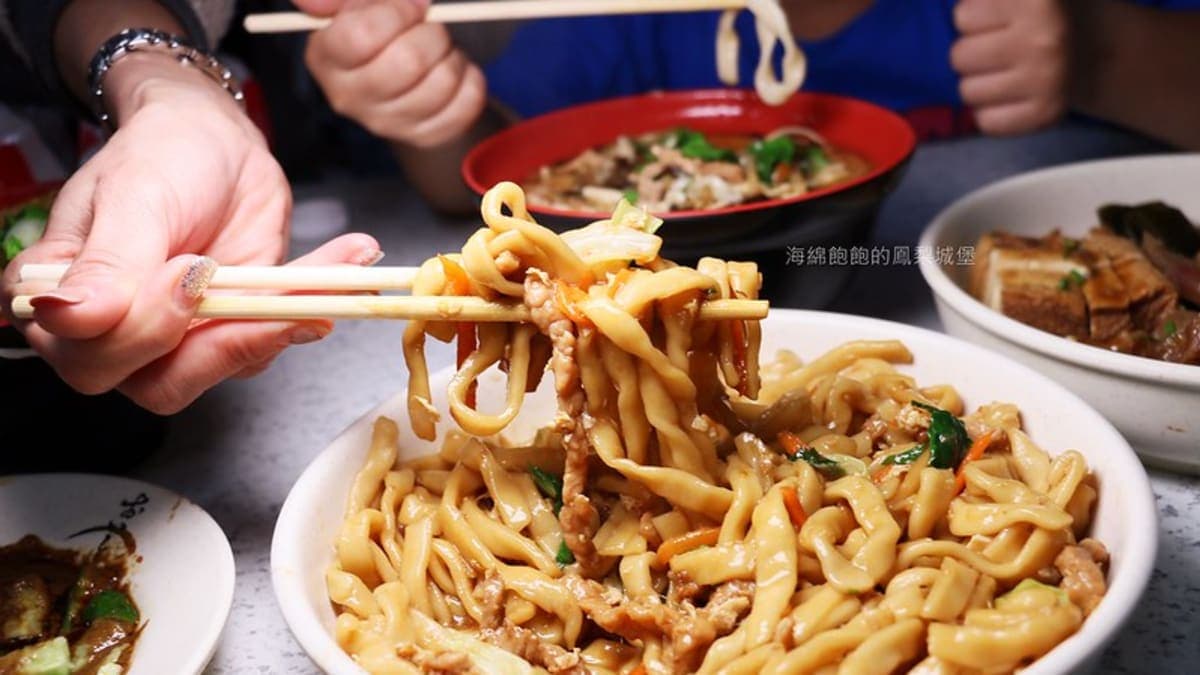 炒麵好有料，裡面還加了肉絲、青菜跟雞蛋。（圖片來源：海綿飽飽的鳳梨城堡）