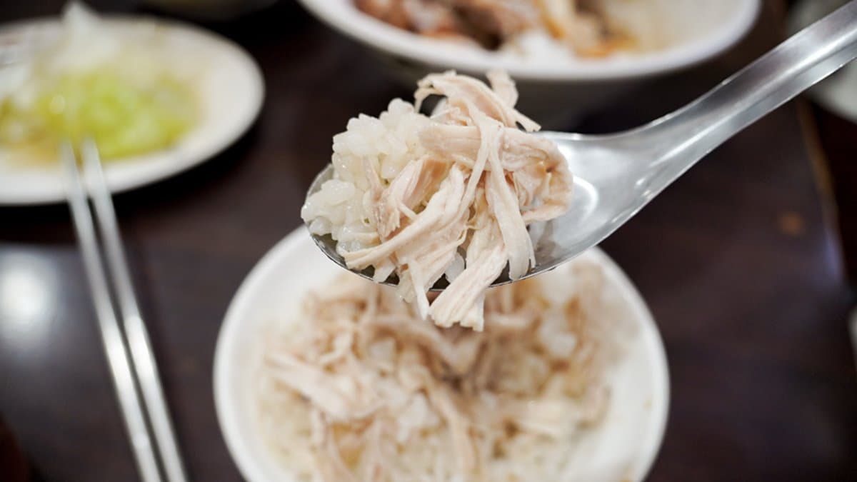 雞絲飯也是一般的份量沒有太多或過少。（圖片來源：快門女子食旅誌）