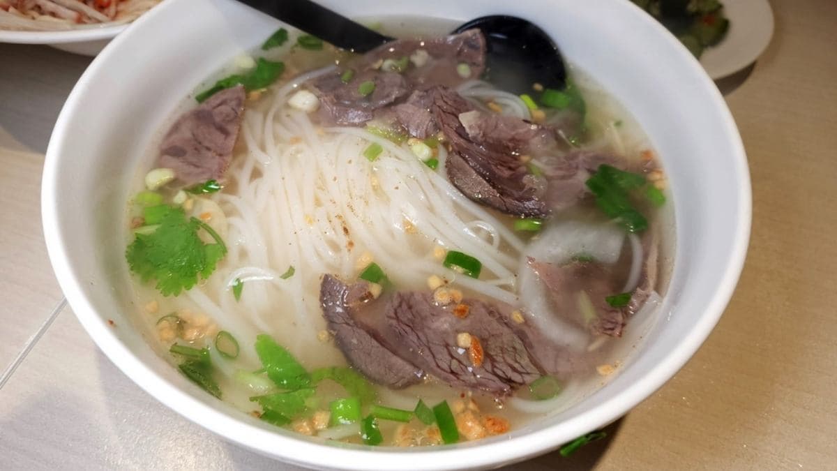 「清燉牛片粑粑絲」加入蒜酥及香菜，清爽迷人。（圖片來源：米寶麻幸福滿載）
